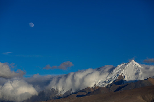 雪山和月亮