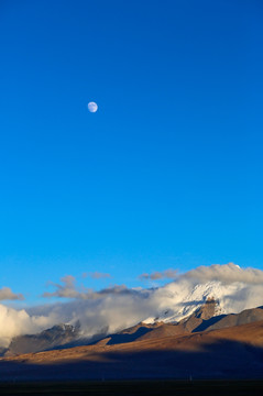 雪山和月亮