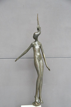 提亚玛特裸体少女雕像