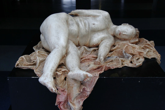 躺在围布上的裸体女人雕像