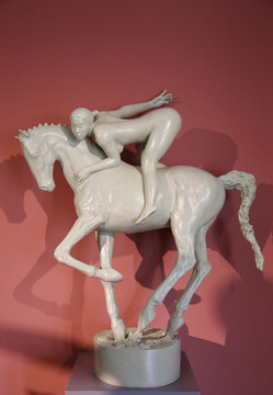 铜雕骑马的裸体少女