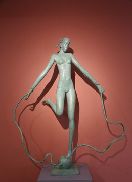 铜雕跳绳的裸体少女