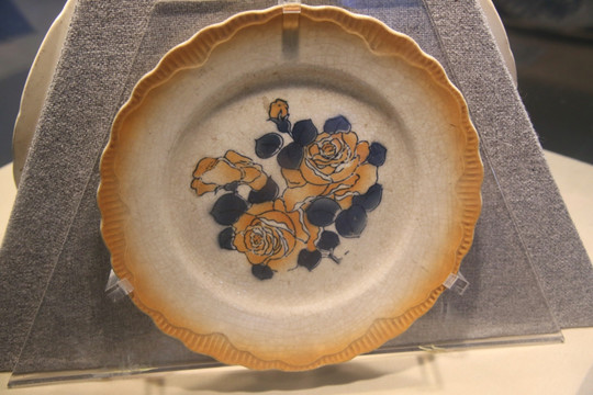 近代月季花纹瓷瓷盘