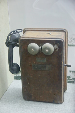 老式听筒电话