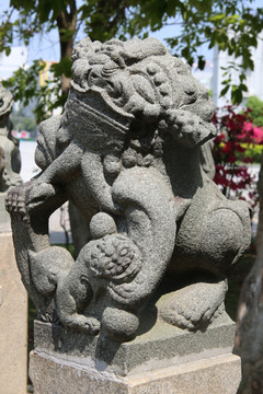 玲玲狮子石雕像