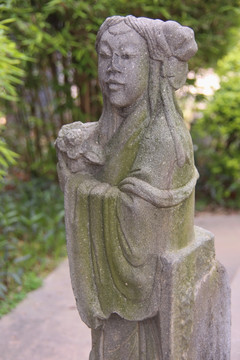 女佛像石雕