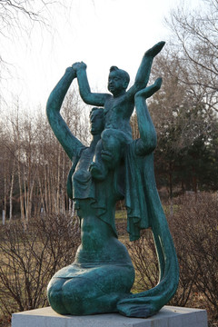 骑在母母亲肩上的母与子雕像
