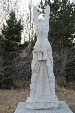 赞比亚女孩石雕像