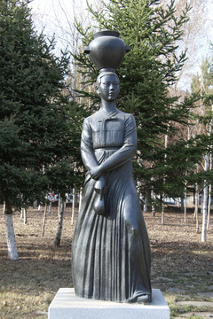 顶坛子的的朝鲜族少女雕像