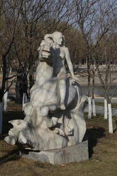 石雕骑马马的裸体少女女雕像