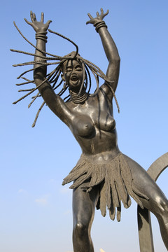 铜雕跳桑巴舞的非洲少女