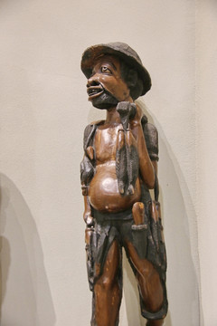 非洲木雕戴帽子的刀客