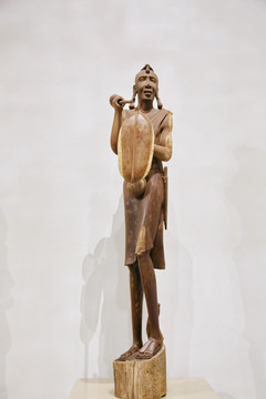 非洲木雕执矛盾的武士