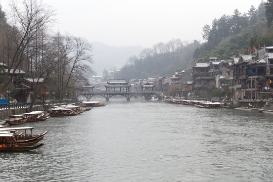 凤凰古城 沱江风景 雾桥泊船