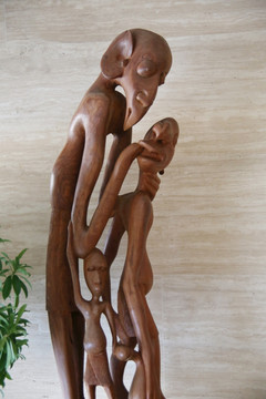 非洲洲木雕拥抱的一家人