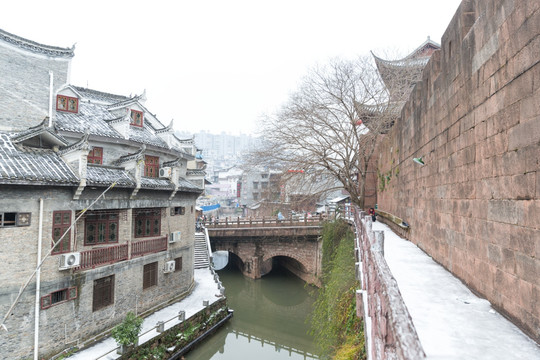 凤凰古城 城墙 护城河 雪景