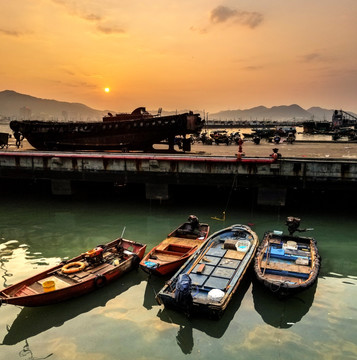 渔港的早晨 海上日出 渔船