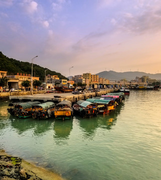 渔港的早晨 海上日出 渔船