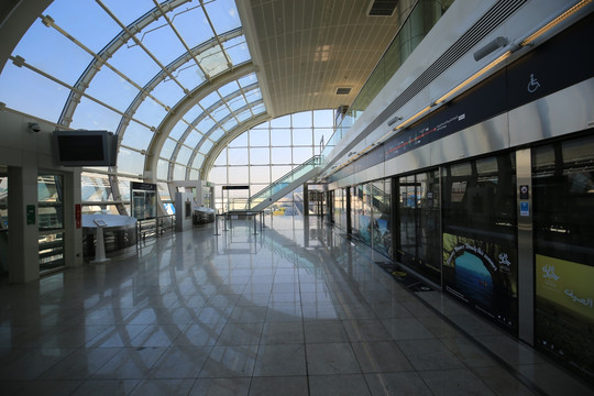 迪拜城铁站大玻璃窗