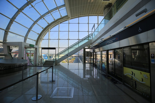 迪拜城铁站弧形结构