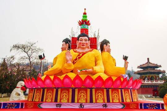 鞍山玉佛寺四面佛造型与钟楼