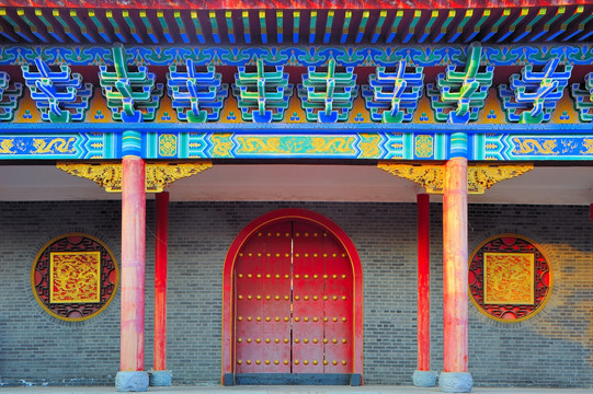 中式古建筑红色大门