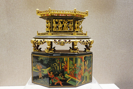 金漆木雕彩漆画菱形馔盒 清代