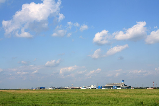 沈阳机场 飞行区全景 蓝天白云