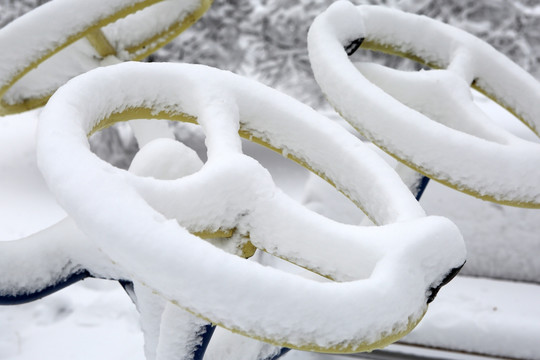 雪后的体育健身器材