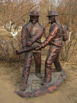 消防员雕塑