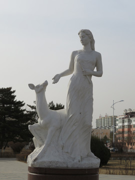 少女与鹿雕塑