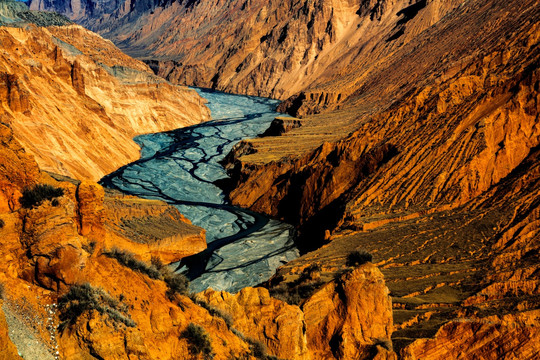 新疆安集海红山大峡谷