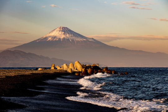 日本三保松原远眺富士山