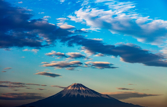 日本三保松原远眺富士山
