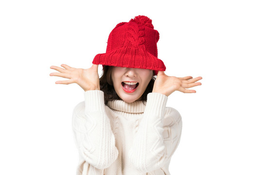 戴红帽子的年轻女子