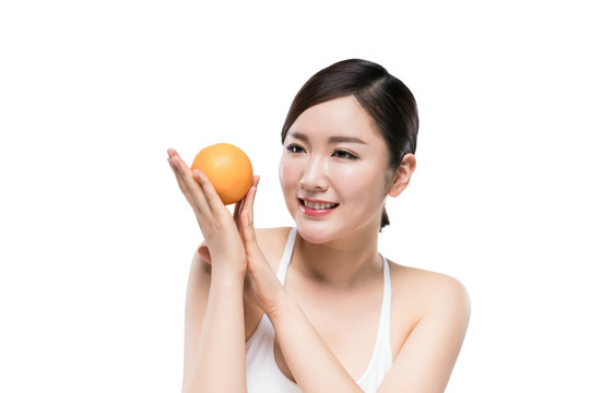 漂亮的年轻女子拿着橙子