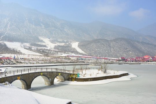 西岭雪山 冰封湖面 石拱桥