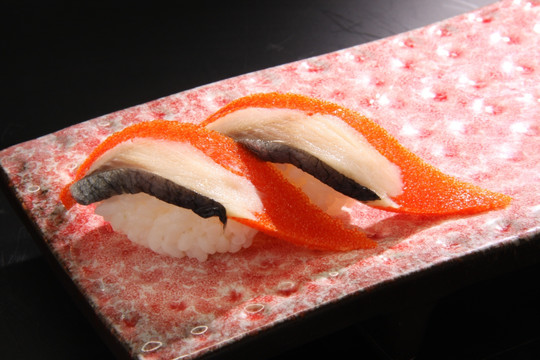 红希鲮鱼寿司