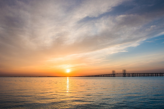 夕阳背景 胶州湾大桥