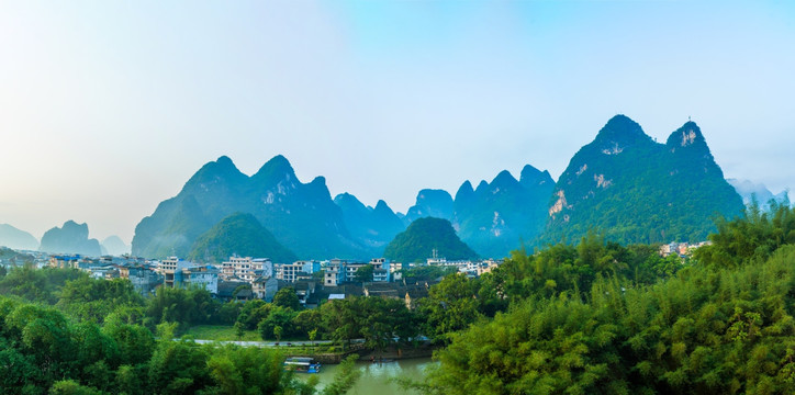 广西桂林山水阳朔兴坪古镇全景图