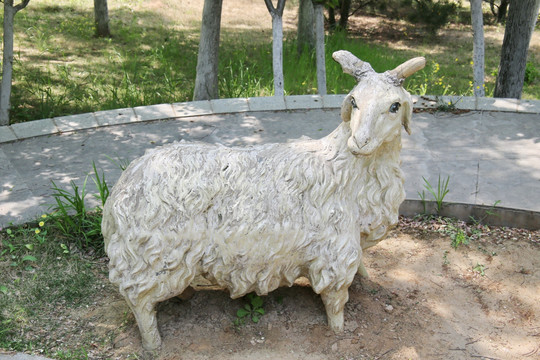 白绵绵羊羊石雕像