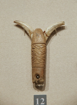 大汶口文化獐牙钩形器