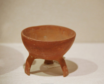 大汶口文化红陶三足碗