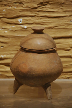 大汶口文化带盖陶罐