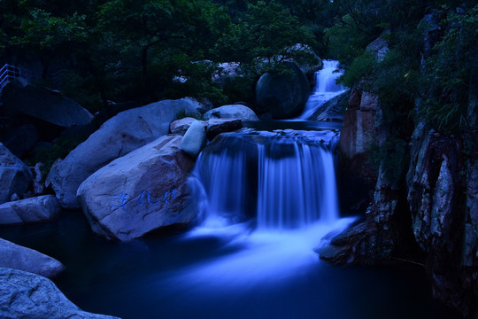 山泉瀑布夜景图片