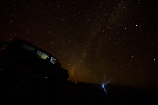 星空下的越野车