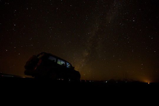 星空下的越野车