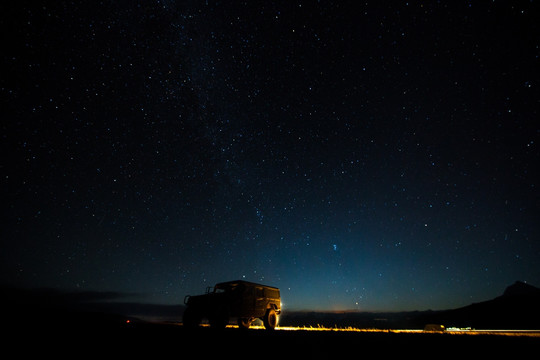 星空下的越野车