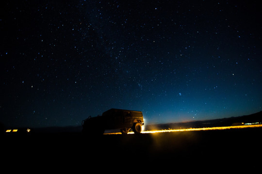 星空下的越野车