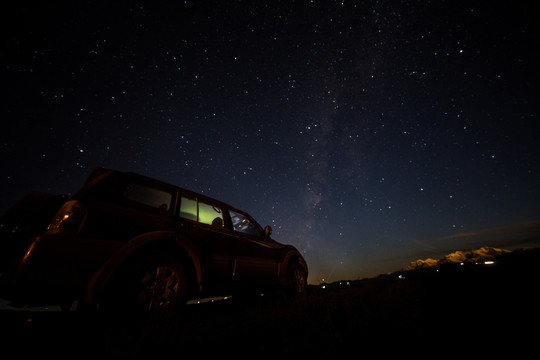 星空下的越野车